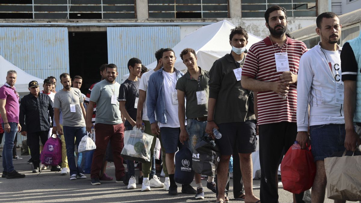 Μεταφορά των διασωθέντων μεταναστών από την Καλαμάτα στη Μαλακάσα