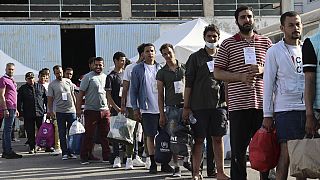 Μεταφορά των διασωθέντων μεταναστών από την Καλαμάτα στη Μαλακάσα