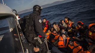  وكالة حماية ��لحدود الأوروبية فرونتكس تنقذ مهاجرين على متن زورق في جزيرة ليسبوس اليونانية.