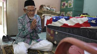 الإندونيسي حسين بن نيسان يصلي كي يذهب إلى مكة