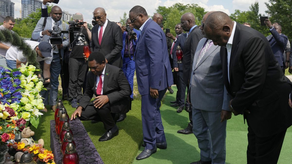 Αντιπροσωπεία αφρικανών ηγετών αποτίει φόρο τιμής στα θύματα της σφαγής της Μπούτσα κατά τη διάρκεια επίσκεψης στο Κίεβο