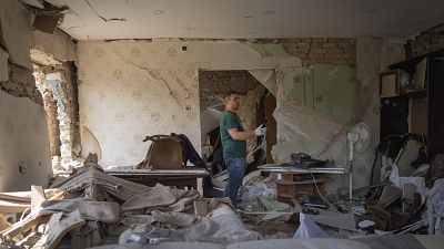 منزل متضرر في منطقة كييف جراء القصف الصاروخي الروسي