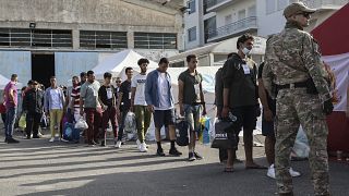 Supervivientes del último naufragio trágico se preparan para subir a un autobús para trasladarse al centro, Grecia, el 16 de junio de 2023.
