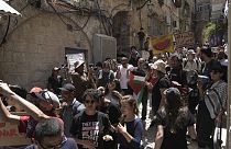 Manifestantes en Jerusalén Este con la bandera palestina y con la sandía que tiene los mismos colores y evita problemas judiciales