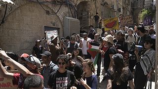 Manifestantes en Jerusalén Este con la bandera palestina y con la sandía que tiene los mismos colores y evita problemas judiciales