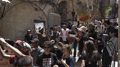 Manifestantes en Jerusalén Este con la bandera palestina y con la sandía que tiene los mismos colores y evita problemas judiciales