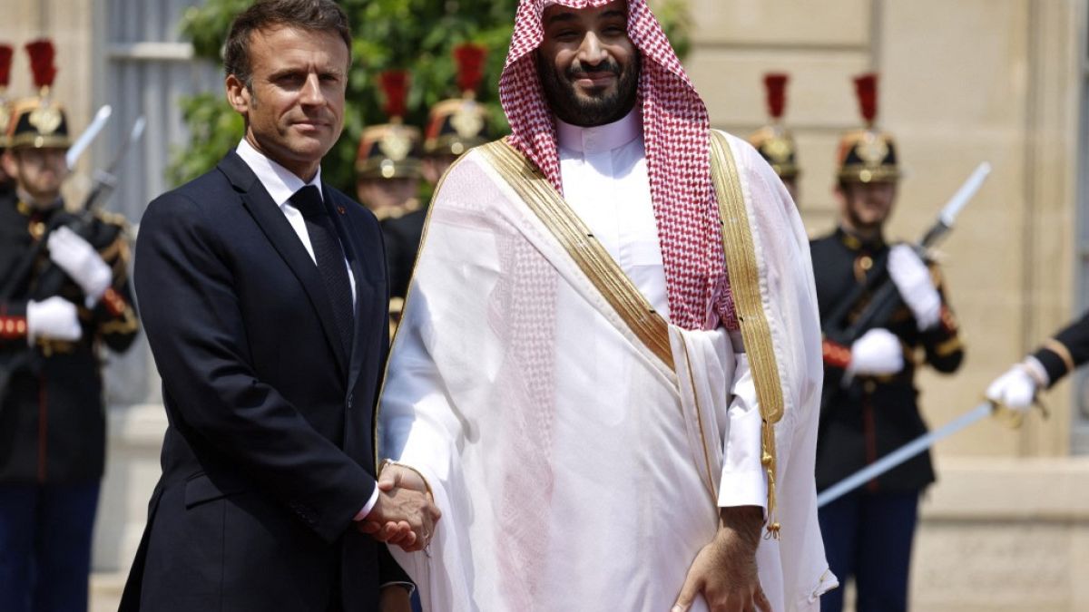 Emmanuel Macron estrecha la mano del príncipe heredero saudí, Mohamed bin Salman