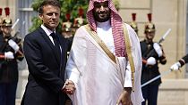Der französische Präsident Emmanuel Macron begrüßt den saudischen Kronprinzen Mohammed bin Salman vor dem Elysee-Palast, 16. Juni 2023 Der französische Präsident Emmanuel Macron begrüßt den saudischen Kronprinzen Mohammed bin Salman vor dem Elysee-Palast, 16. Juni 2023
