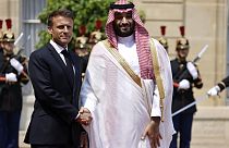 Der französische Präsident Emmanuel Macron begrüßt den saudischen Kronprinzen Mohammed bin Salman vor dem Elysee-Palast, 16. Juni 2023