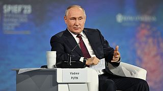 Putin "mattatore" al Forum di San Pietroburgo. (16.6.2023)