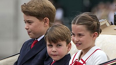 Prinz George, Prinz Louis und Prinzessin Charlotte in der Kutsche Prinz George, Prinz Louis und Prinzessin Charlotte in der Kutsche
