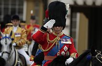Carlos III saluda durante su primer desfile del 'Trooping the colour', como rey británico