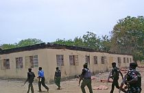  الأمن يمر بجوار مدرسة ثانوية حكومية في شيبوك، حيث اختطف مسلحون أكثر من 200 طالب، شيبوك ، نيجيريا، 21 أبريل 2014