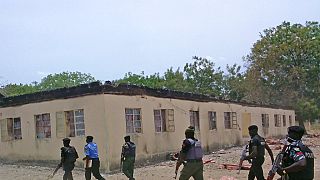  الأمن يمر بجوار مدرسة ثانوية حكومية في شيبوك، حيث اختطف مسلحون أكثر من 200 طالب، شيبوك ، نيجيريا، 21 أبريل 2014