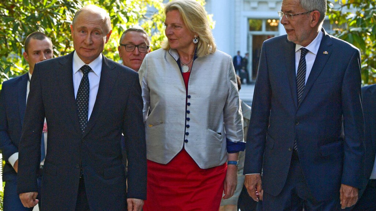 Presidente russo Vladimir Putin e ex-ministra dos Negócios Estrangeiros da Áustria, Karin Kneissl 