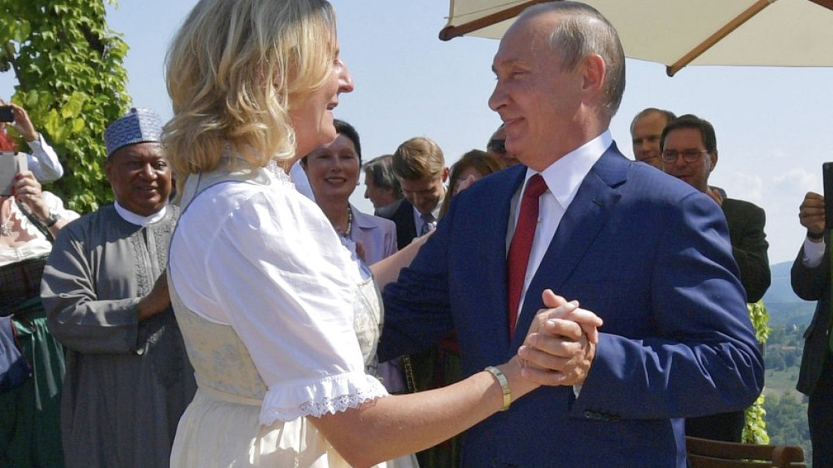 Karin Kneissl mit Wladimir Putin bei ihrer Hochzeit 2018