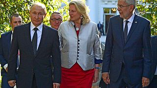 Kneissl causó revuelo en 2018 cuando invitó a Putin a su boda.