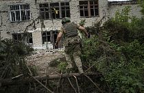 Ukrán katona egy visszafoglalt faluban