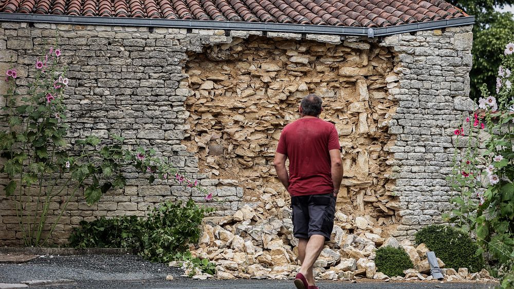 VIDEO : Après le tremblement de terre de La Laigne en France : Clocher de l’église, boulangerie – tous cassés !