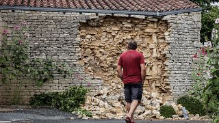 Fast alle Häuser und Gebäude in La Laigne im Westen von Frankreich sind nach dem Erdbeben beschädigt