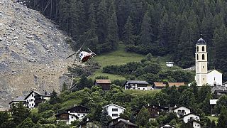  مروحية تحلق فوق المنحدر الصخري "برينزر روتش"، قرية برينز-برينزالس في سويسرا، 16 يونيو 2023.