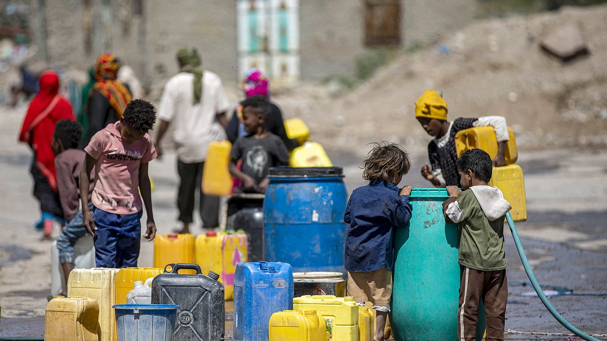 طوابير للتزود بالمياه في اليمن