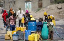 طوابير للتزود بالمياه في اليمن