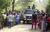 Местные жители собрались возле школы после нападения. Мпондве, Уганда. 17 июня 2023.