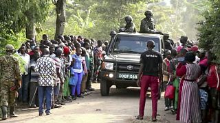 Местные жители собрались возле школы после нападения. Мпондве, Уганда. 17 июня 2023.