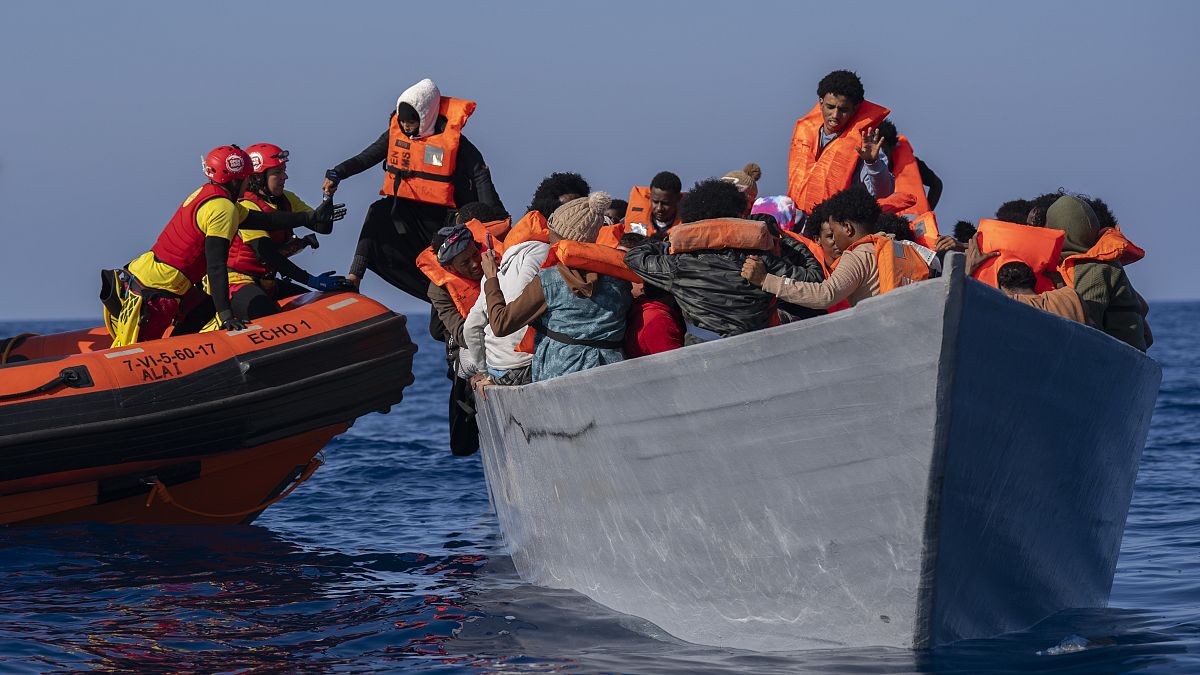 مهاجرون على متن قارب أثناء عملية إنقاذ في البحر الأبيض المتوسط.