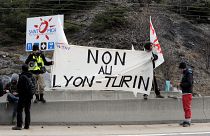 Des manifestants opposés au tunnel, le 17 juin 2023