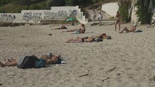 Gente tomando el sol en una playa de Odesa