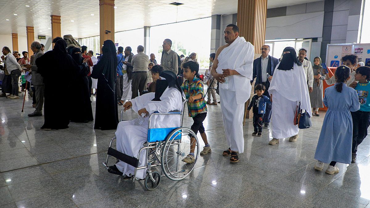 مسافران یمنی در فرودگاه صنعا