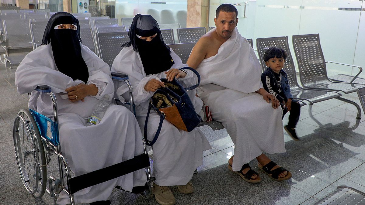 حجاج يمنيون ينتظرون إقلاع طائرتهم إلى السعودية