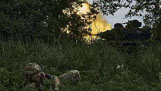 Ein ukrainischer Soldat sucht Schutz nahe seines Panzers in Bachmut am 17. Juni 2023