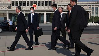 آنتونی بلینکن (نفر سمت چپ تصویر) در لحظه ورود به پکن به تاریخ ۱۸ ژوئن ۲۰۲۳
