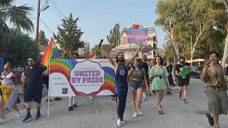  قبارصة يونانيون وأتراك يشاركون بمسيرة "الفخر" في عاصمتهم المقسمة