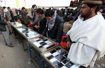 دست‌فروشان گوشی تلفن همراه در کابل به تاریخ ۱۲ فوریه ۲۰۱۶