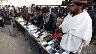 دست‌فروشان گوشی تلفن همراه در کابل به تاریخ ۱۲ فوریه ۲۰۱۶