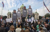 Göstericiler, Sırp Cumhurbaşkanı, İçişleri Bakanı ve Belgrad Belediye başkanını hapishane üniforması ile gösteren kartonlar taşıdı