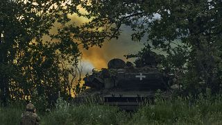 دبابة أوكرانية تطلق قذائفها على أهداف روسية قرب باخموت في دونيتسك 17/06/2023