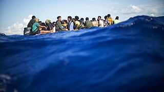Image d'illustration datant du 11 aout 2022, des migrants érythréens et soudanais sur un navire de fortune au large de l'île de Lampedusa