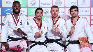 Los medallistas de menos de 90 kilos posan con sus medallas, en Astaná, el 18 de junio de 2023