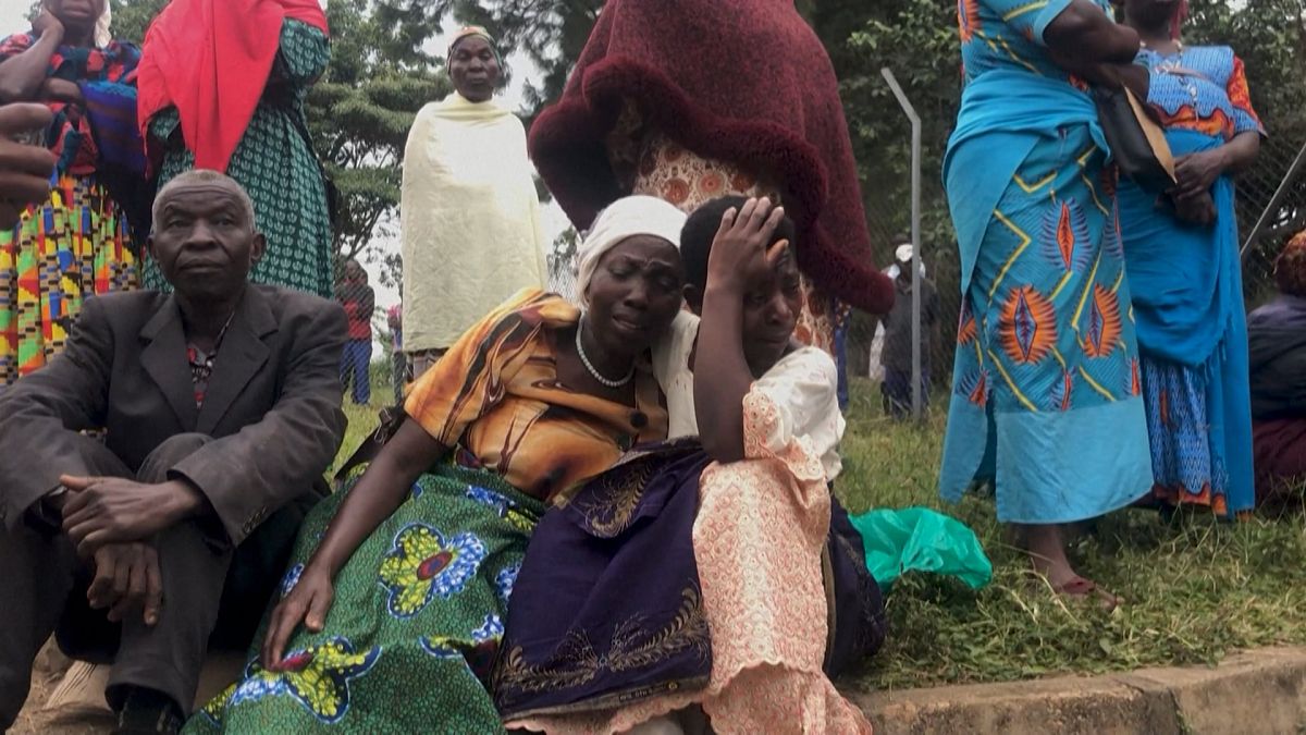 Angehörige trauern um ihre Kinder, die bei einem Massaker an einer Schule in Mpondwe, Uganda, getötet wurden