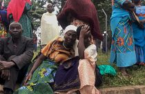 Familiares das vítimas do massacre comovidos durante o enterro, Uganda