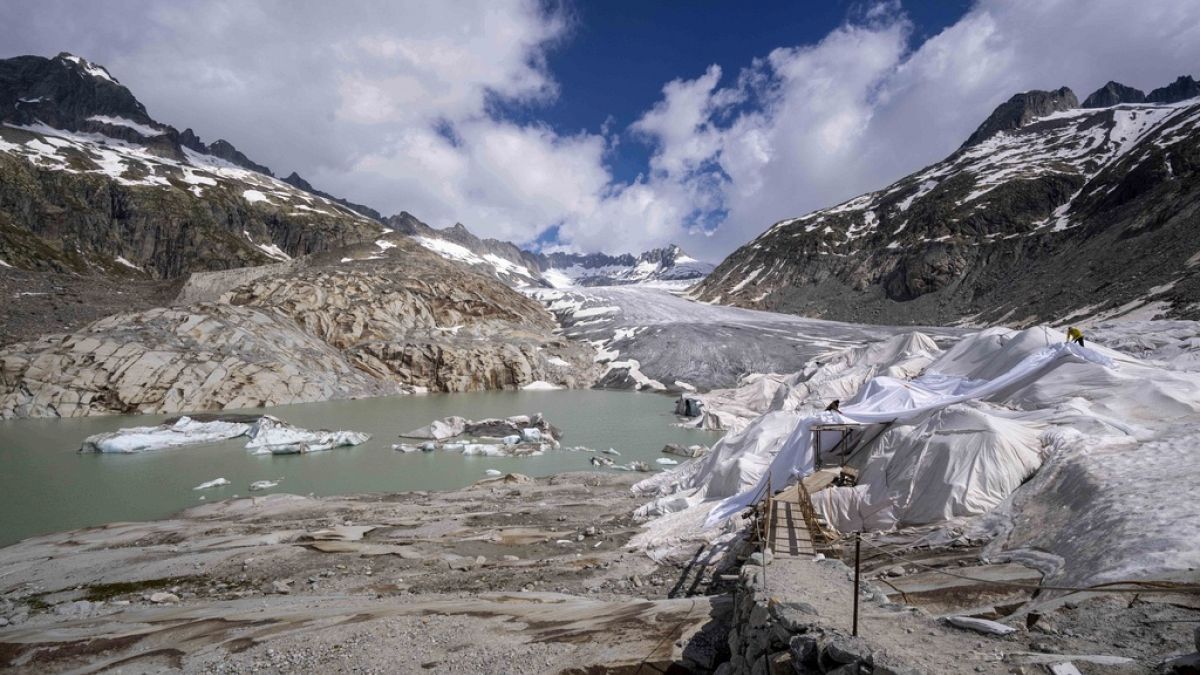 Оторвавшиеся куски льда плавают в озере перед Ронским ледником, Швейцария. 15 июня 2023.