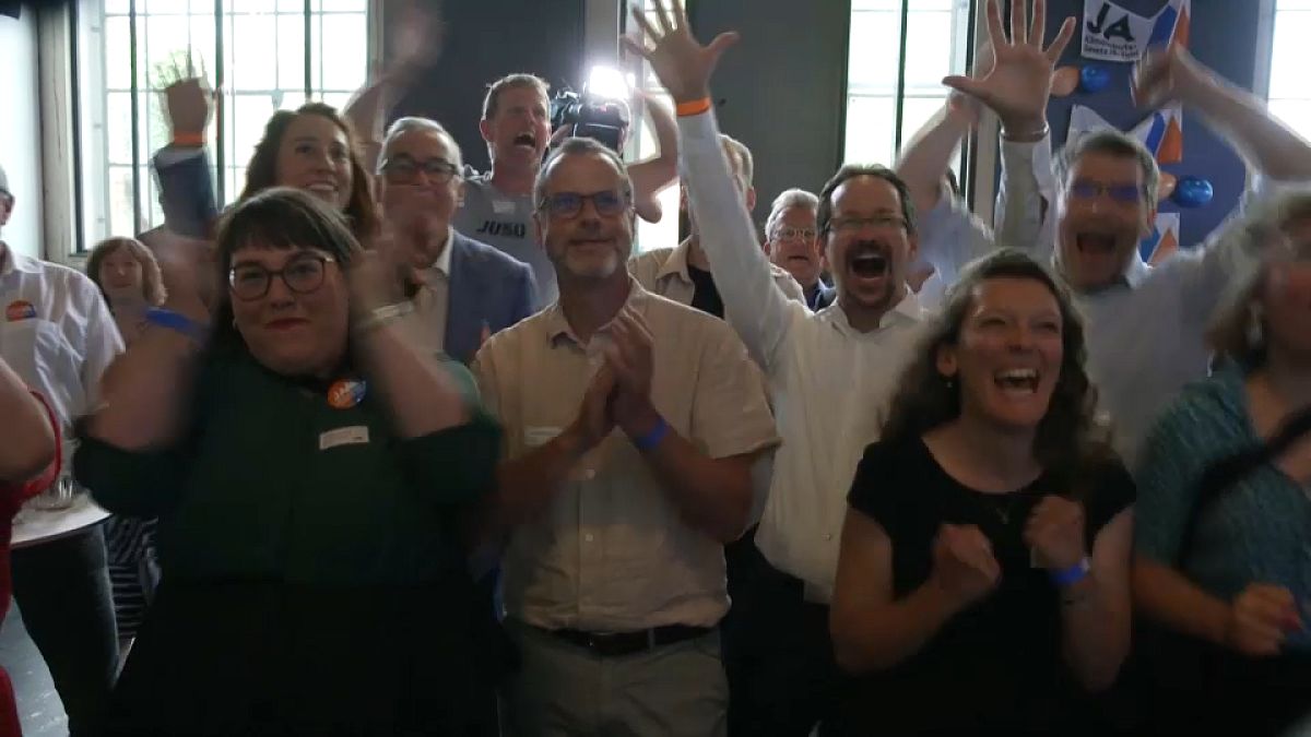Eleitores celebram resultado do referendo sobre lei climática, Suíça