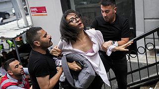 Polícia turca detém um dos participantes no desfile do orgulho gay em Istambul, na Turquia