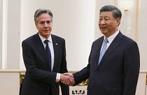 Secretário de Estado dos EUA, Antony Blinken, aperta a mão a Xi Jinping, Pequim, China