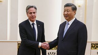 Secretário de Estado dos EUA, Antony Blinken, aperta a mão a Xi Jinping, Pequim, China